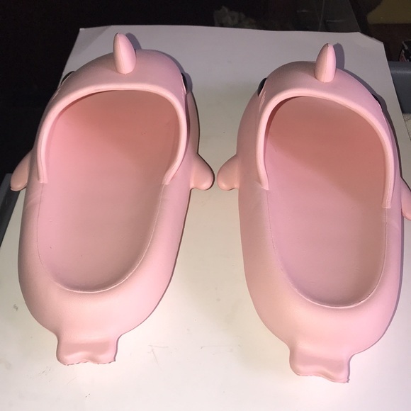 NIP Women’s Cute Shark Slippers - Picture 4 of 7